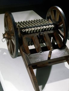 带有 33 个旋转手杖的大炮，模型来自 Leonardo da Vinci (Leonardo da Vinci) 的绘图。 米兰科技博物馆。