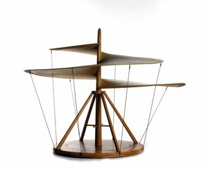 根据达芬奇(Leonardo da Vinci)的图纸制作的空气螺旋模型，飞行器，直升机的祖先 - 米兰达芬奇科学和技术博物馆