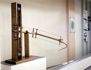 具有可变倾斜度的机翼，根据达芬奇（Leonardo da Vinci）的图纸制作的模型。科学技术博物馆，米兰。 作者 达芬奇（后）芬奇