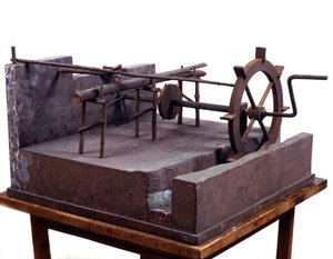 由齿轮和水操作的液压锯的木制模型(model)。根据达芬奇(Leonard de Vinci)(1452-1519)的绘图制作，米兰科技博物馆。 作者 达芬奇（后）芬奇