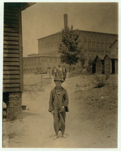 12岁的Eddie Norton，1912年在北卡罗来纳州斯帕坦堡撒克逊磨坊每天约40美分。 作者 刘易斯·威克斯·海恩