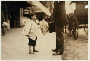 1911年，6岁的报童海曼在马萨诸塞州劳伦斯市下午6点出售报纸 作者 刘易斯·威克斯·海恩