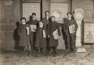 晚上 8:30 一群报童在康涅狄格州哈特福德的火车站卖报。最小的男孩 11 岁，1909 年 3 月（照片） 作者 刘易斯·威克斯·海恩