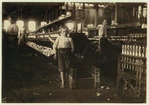 8岁的Leo，只有4英尺高，在1910年田纳西州费耶特维尔的Elk Cotton Mills每天收取15美分的线轴 作者 刘易斯·威克斯·海恩