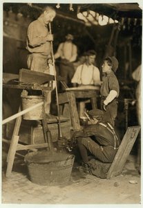 1908年，西弗吉尼亚州摩根敦的塞内卡玻璃厂的鼓风机和模具男孩 作者 刘易斯·威克斯·海恩