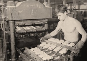 马拉松Paragon橡胶公司的工厂工人。 1936年 作者 刘易斯·威克斯·海恩