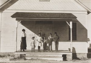 1915年，五名学生在科罗拉多州密歇根堡第3区第6学校就读 作者 刘易斯·威克斯·海恩