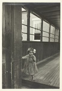 站在画廊门口的小女孩 作者 刘易斯·威克斯·海恩