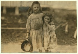 Maud和Grade Daly，5岁和3岁每天为Peerless Oyster Company，Bay St. Louis，Mississippi，1911年挑选一罐虾 作者 刘易斯·威克斯·海恩