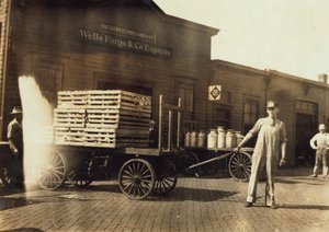 1916年，密苏里州Springfiled的Wells Fargo und Co Express车站前的人们带着板条箱和牛奶罐 作者 刘易斯·威克斯·海恩
