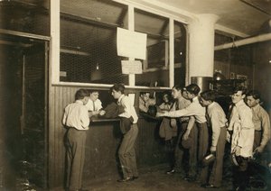 邮递员在纽约市邮政电报公司总部上交制服 作者 刘易斯·威克斯·海恩