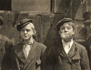 新闻记者有一个香烟休息，圣路易斯，密苏里州。 1910 作者 刘易斯·威克斯·海恩