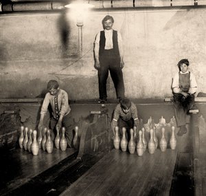 Pinboys在地铁保龄球馆，65 South Street，Brooklyn。纽约。 1910 作者 刘易斯·威克斯·海恩