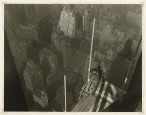 提升桅杆，帝国大厦，1931年（明胶银照片） 作者 刘易斯·威克斯·海恩
