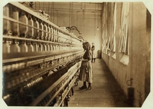 只有4英尺高的Sadie Pfeifer在1908年在南卡罗来纳州兰开斯特棉花厂工作了6个月 作者 刘易斯·威克斯·海恩