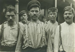 宾夕法尼亚州霍姆斯特德俄罗斯寄宿公寓的钢铁工人，1907-8（明胶银印） 作者 刘易斯·威克斯·海恩