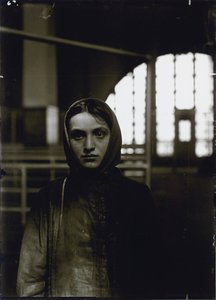 年轻的俄罗斯犹太人，埃利斯岛，1905年 作者 刘易斯·威克斯·海恩