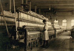 在美国德克萨斯州西部的棉纺厂作为纺纱厂工作的年轻少女c。 1913年 作者 刘易斯·威克斯·海恩