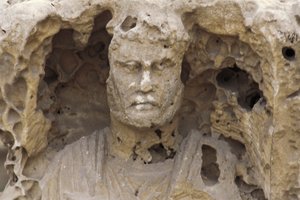 埃及，亚历山大，Kom-esh-Shuqafa 地下墓穴，hypogeum 的内部，雕像的细节 作者 未知未知