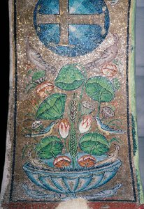 花和鸟，马赛克在 Panagia Ahiropiitos 或 Panagia Acheiropoietos 的早期基督教教堂，也称为 Achiropita（非人手创造），塞萨洛尼基，马其顿中部，希腊，5 世纪（照片） 作者 未知未知