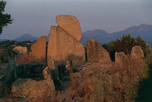 意大利、撒丁岛、阿尔扎切纳、奥尔比亚-坦皮奥省、李隆吉巨人墓、后视图 作者 未知未知
