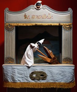 Punch (Pulcinella) 和鳄鱼，来自意大利那不勒斯 Maria Imperatrice Guarattelle 剧院的木偶（照片） 作者 未知未知