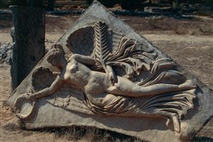 Severan 论坛上的 Septimus Severus 拱门浮雕，描绘了胜利、利比亚、历史悠久的的黎波里塔尼亚、Leptis Magna 的有翼女神（联合国教科文组织世界遗产名录） 作者 未知未知