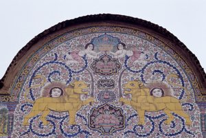 太阳和狮子，Qajar 王朝的皇家象征，Qavam 房屋前面的彩色瓷砖装饰，也称为 Narenjestan e Ghavam 作者 未知未知