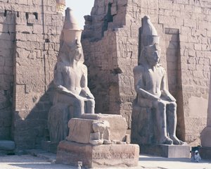 卢克索神庙、拉美西斯二世的塔、两尊巨大的国王雕像 作者 未知未知
