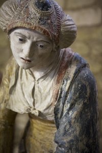 戴着帽子的神圣女人（彩绘石头） 作者 里吉尔·里奇尔