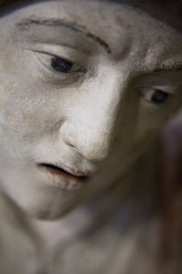 戴着帽子的神圣女人（彩绘石头）