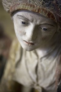 戴着帽子的神圣女人（彩绘石头） 作者 里吉尔·里奇尔