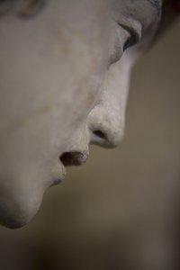 戴帽子的圣女（彩绘石雕 作者 里吉尔·里奇尔