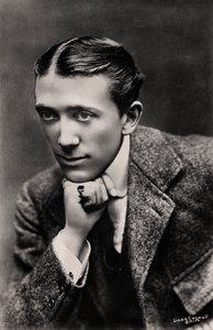 杰拉尔德·杜·毛里耶（Gerald Du Maurier）1873-1934年，英国演员和剧院经理，二十世纪初。 作者 丽兹·卡斯沃尔·史密斯