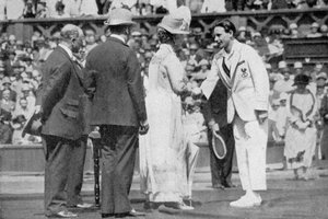 让·博罗特拉（Jean Borotra）于1926年在中央法院获得玛丽皇后勋章 作者 伦敦新闻社