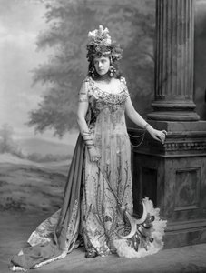 Algernon Bourke夫人1870-1967，名Guendoline Irene Emily Sloane-Stanley...，1897年。 作者 伦敦。照相馆拉斐特