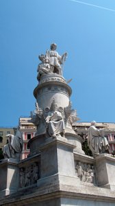 向航海家克里斯托弗-哥伦布（Cristoforo Colombo）致敬的纪念碑。大理石雕塑，作者是洛伦佐-巴托里尼（1777-1850）。阿克瓦弗德-基内斯广场（热那亚）意大利