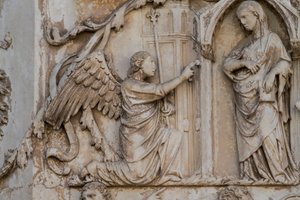 天使报喜、基督生平、新约故事、Lorenzo Maitani 浅浮雕（1275-1330 年之前）、第三根柱子、意大利翁布里亚奥维多大教堂的正面 作者 洛伦佐·迈塔尼（Lorenzo Maitani）