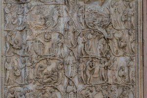 耶西树和弥赛亚预言，《创世纪的故事》，洛伦佐-梅塔尼（1275-1330年前）的浮雕，第二根柱子，奥尔维托大教堂的正面，意大利翁布里亚。 作者 洛伦佐·迈塔尼（Lorenzo Maitani）