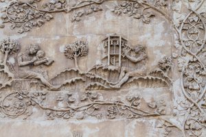 Naamah教孩子读书，Tubal-Cain用锤子敲钟；Seth的儿子Eno用圆规绘图，《创世纪》的故事，Lorenzo Maitani（1275-1330年之前）的浮雕，意大利翁布里亚Orvieto大教堂侧面的第一根柱子。 作者 洛伦佐·迈塔尼（Lorenzo Maitani）
