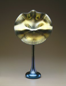 蓝色和金色的“Jack-in-the-Pulpit”花瓶 作者 路易斯·康福特·蒂芙尼