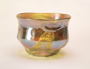 Favrile Bowl，纽约玻璃装饰公司，c.1894（带彩虹色的黄色玻璃）