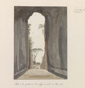 Uitgang van grot Crypta Neapolitana (of Grotta di Posillipo) aan de kust van Pozzuoli
从波祖利附近的保西莉普洞穴出来（物品上的标题）
意大利、西西里岛和马耳他之旅 - 1778 年（系列标题）