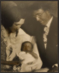 [襁褓中婴儿的全家福］ 作者 路易斯·弗莱肯斯坦