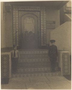 [两个男孩在加州长滩弗莱肯斯坦工作室前] 作者 路易斯·弗莱肯斯坦