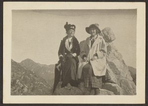 [岩石上的两个女人] 作者 路易斯·弗莱肯斯坦