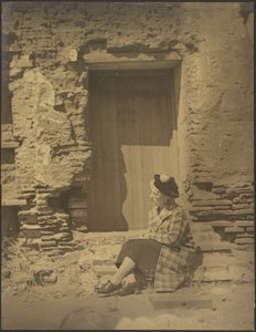 [妇女坐在破败的建筑物前] 作者 路易斯·弗莱肯斯坦