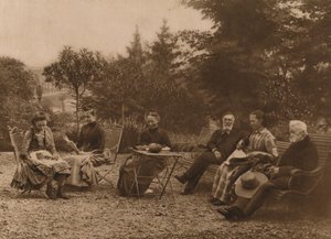 一群男人和女人坐在一张桌子旁聊天，1937年