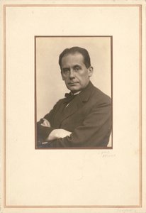 沃尔特·格罗皮乌斯（Walter Gropius）1883-1969，1920年代初。 作者 路易英雄