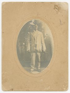 一个男人的照片，约1910年。 作者 卢修斯·哈珀